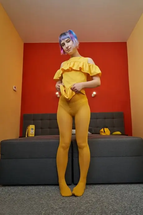 Pinky, die junge Frau mit gefärbten Haaren, zieht sich in einer Striptease-Show komplett aus
