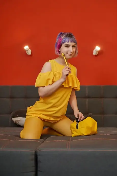 Pinky, la jeune femme aux cheveux teints, se déshabille complètement dans un spectacle de striptease