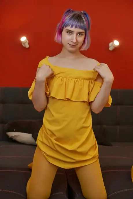 Pinky, la jeune femme aux cheveux teints, se déshabille complètement dans un spectacle de striptease