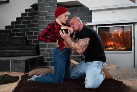 Platinblond Angel Wicky i fisse-til-mund-aktion iført en hue