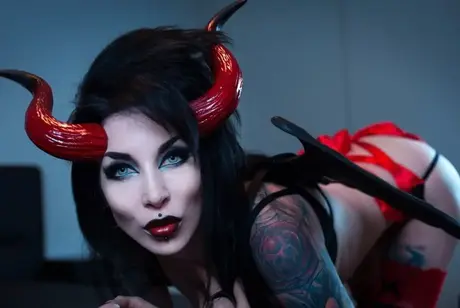 Razor Candi, gotická dívka, nosí rohy a odhaluje oholenou pičku v sexy punčochách