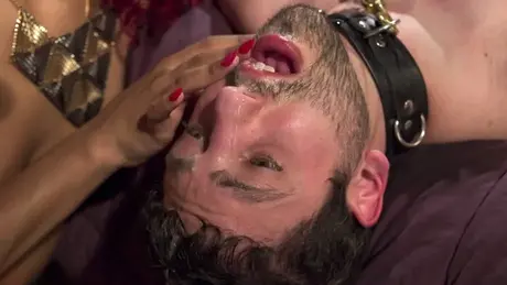 Den rødhårede dominatrix Daisy Ducati træner sine biseksuelle slaver i en trekant