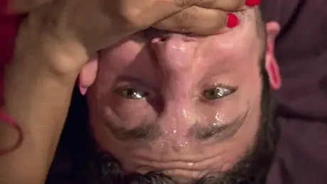 Den rødhårede dominatrix Daisy Ducati træner sine biseksuelle slaver i en trekant