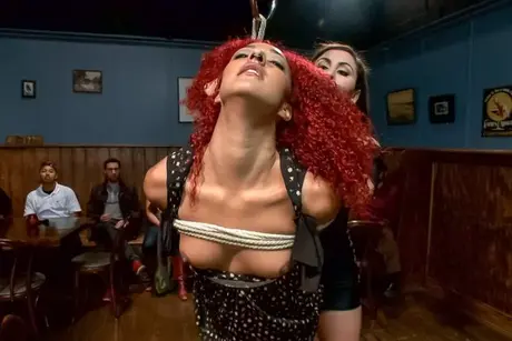 Daisy Ducati atada recibe penetración anal