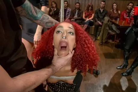Daisy Ducati atada recibe penetración anal