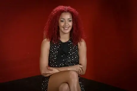 Daisy Ducati atada recibe penetración anal