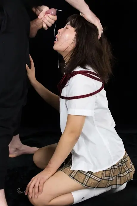 Bundet japansk studerende på knæ under oralsex