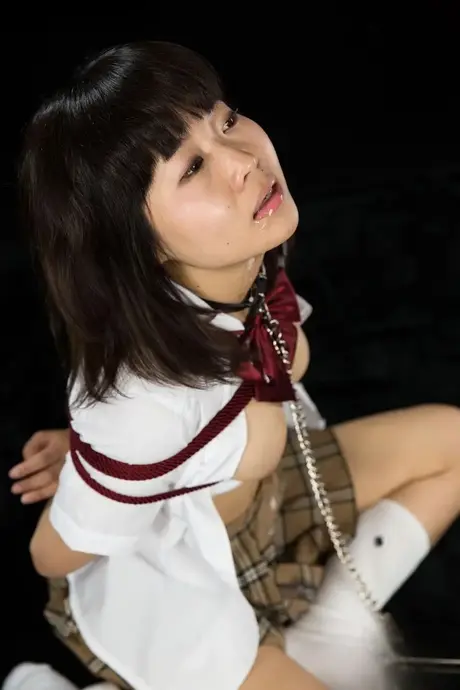 Bundet japansk studerende på knæ under oralsex