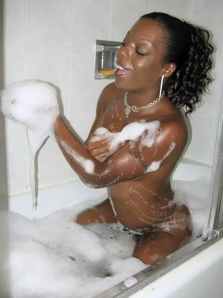 Den forførende ebony MILF Anastasia sæber sig ind og renser sin kurvede figur