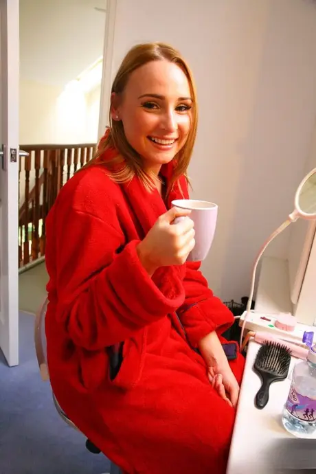 Sexy zákulisní kompilace s horkými kočkami, které ukazují svá velká prsa