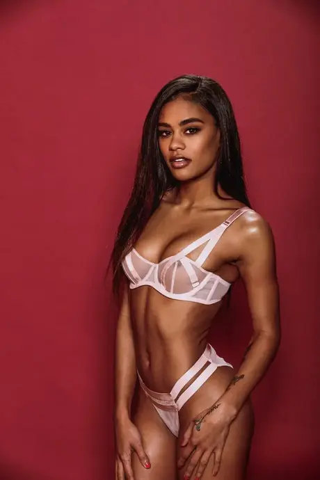 Jovens ébano sexy chupam e montam Manuel Ferrara em uma orgia interracial