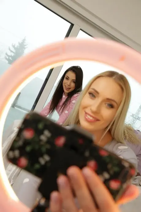 Sexy lesbiske tenåringer tar av seg pyjamasen og har intenst sex på sengen