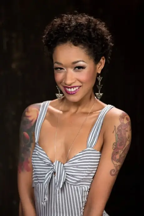Skin Diamond i metallbondage: fotpisking og vaginal lek