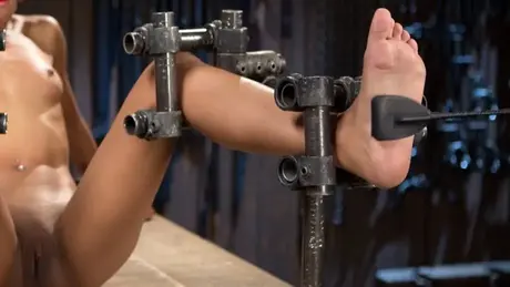 Skin Diamond v kovovém bondage: bičování nohou a vaginální hračky