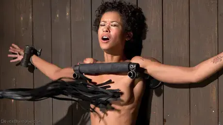 Skin Diamond v kovovém bondage: bičování nohou a vaginální hračky