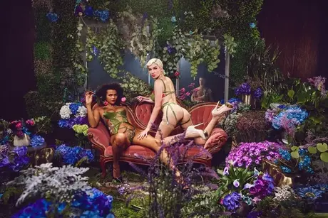 Skye Blue e Alina Ali compartilham um pau em uma fantasia sexual ASMR