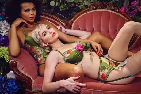 Skye Blue e Alina Ali compartilham um pau em uma fantasia sexual ASMR