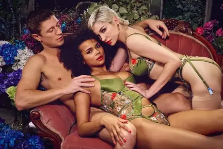 Skye Blue e Alina Ali compartilham um pau em uma fantasia sexual ASMR