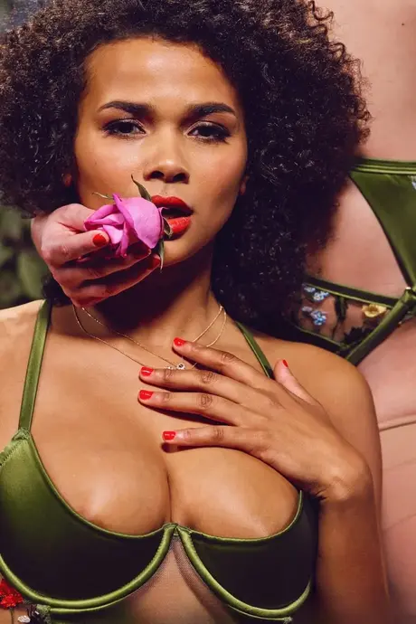 Skye Blue e Alina Ali compartilham um pau em uma fantasia sexual ASMR