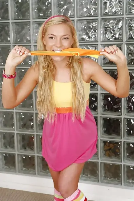 Den slanke blonde voksenperformer Ally Kay poserer i sexede sokker