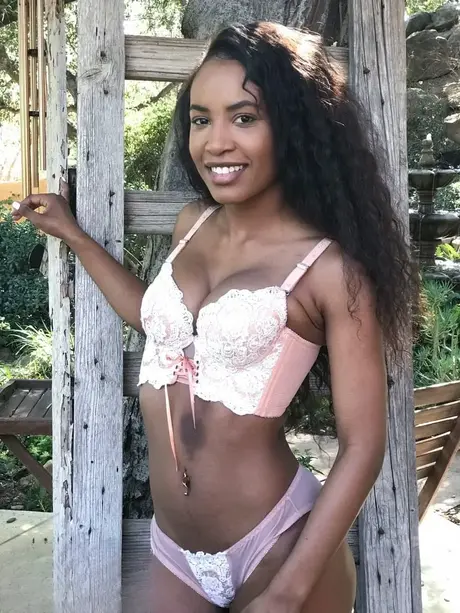 Den fantastiska svarta skönheten Demi Sutra tas av en vit hingst i repbondage