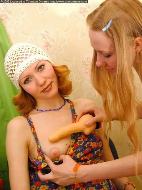 Sladké mladé ženy ukazují svá krásná velká prsa a dělí se o dlouhý dildo