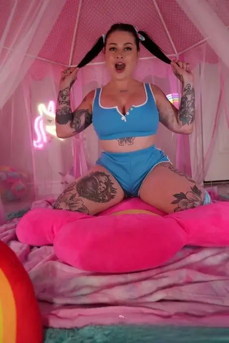 La morena tatuada Demi Novak se desnuda con coletas