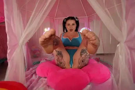 Tatuoitu brunette Demi Novak riisuutuu saparoissa