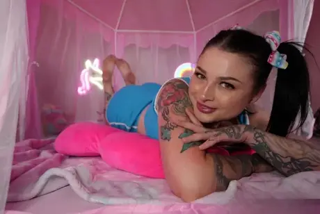 Tatuoitu brunette Demi Novak riisuutuu saparoissa