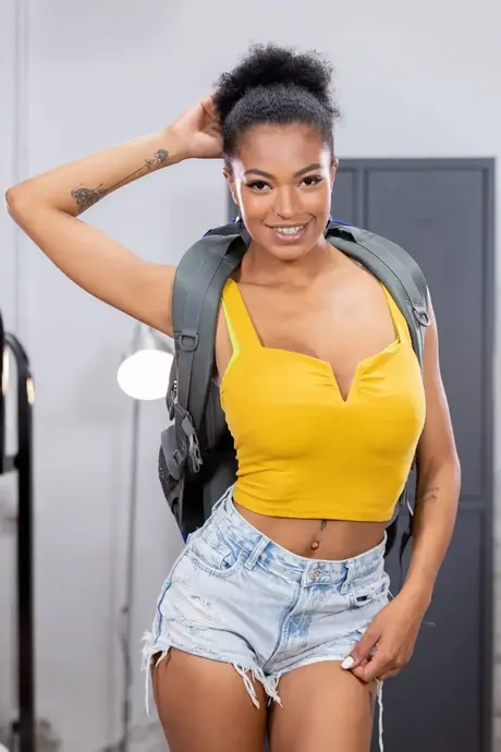 Tina Fire, la beauté ébène aux gros seins, exhibe son corps et chevauche une énorme bite noire