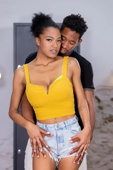 Tina Fire, la beauté ébène aux gros seins, exhibe son corps et chevauche une énorme bite noire