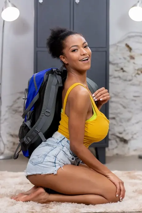 Tina Fire, la beauté ébène aux gros seins, exhibe son corps et chevauche une énorme bite noire