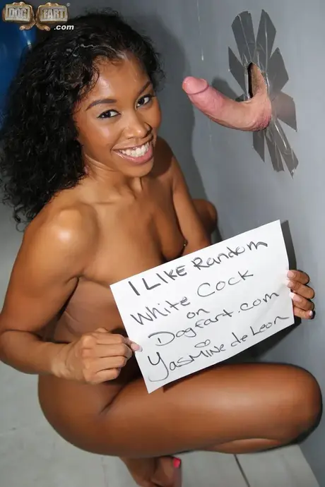 Yasmine De Leon, la artista de piel oscura, masturba una polla blanca a través de un gloryhole