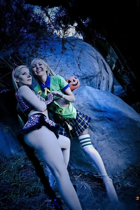 Aaliyah Love et Ashley Fires partagent une séance de baisers torride d'Halloween