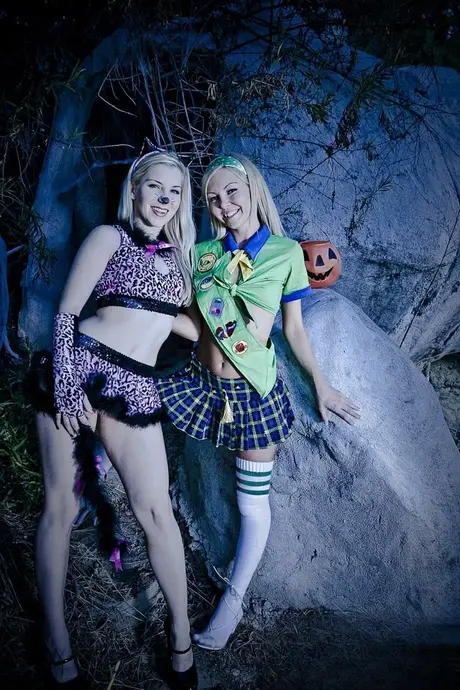 Aaliyah Love et Ashley Fires partagent une séance de baisers torride d'Halloween