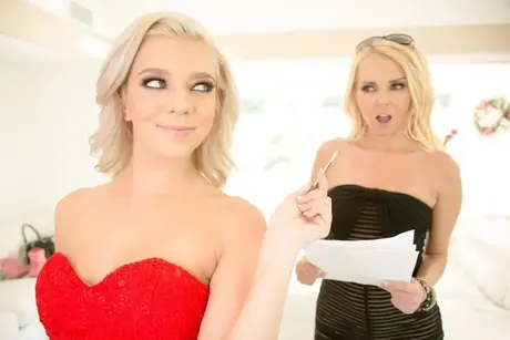 Aaliyah Love a Tiffany Watson v lesbické scéně s lízáním zadku blondýnek