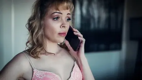 Aliya Brynn, blonde Teenagerin, genießt Anilingus und nimmt einen Mund-Spermaerguss beim Sex entgegen