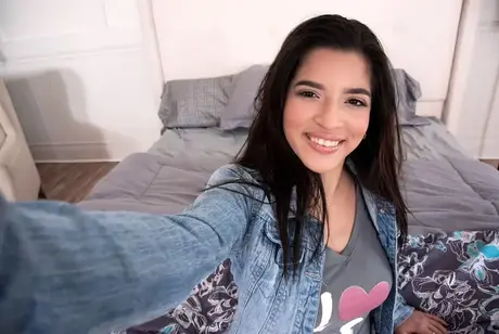 Amatérská brunetka Gabriela si sundá džínovou bundu a odhalí velká prsa