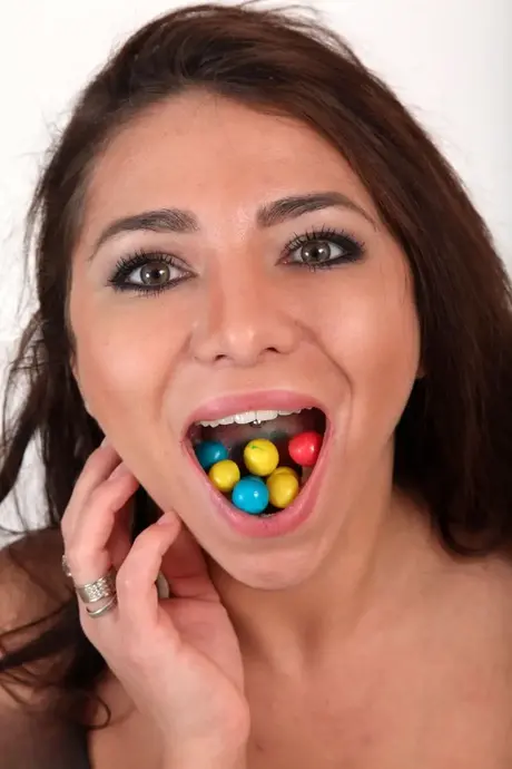 Amatérská brunetka Kandy Kors se svléká a plní si ústa sladkostmi