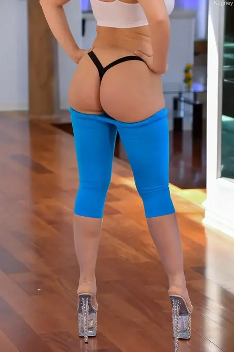 La MILF amateur Kagney retire son legging et dévoile son cul brûlant en culotte
