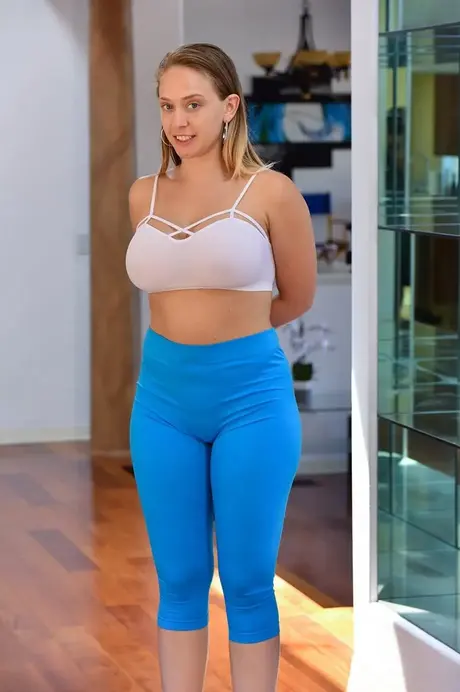 Amateur-MILF Kagney zieht ihre Leggings aus und enthüllt ihren heißen Hintern im Höschen