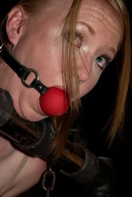 Amber Keen、Ami Emerson、Natalie MinxがBDSMの4人プレイで規律に直面
