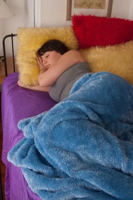 Amerikkalainen brunette Bella Foxx esittelee karvoitustaan ja mehukasta takamustaan sängyllä