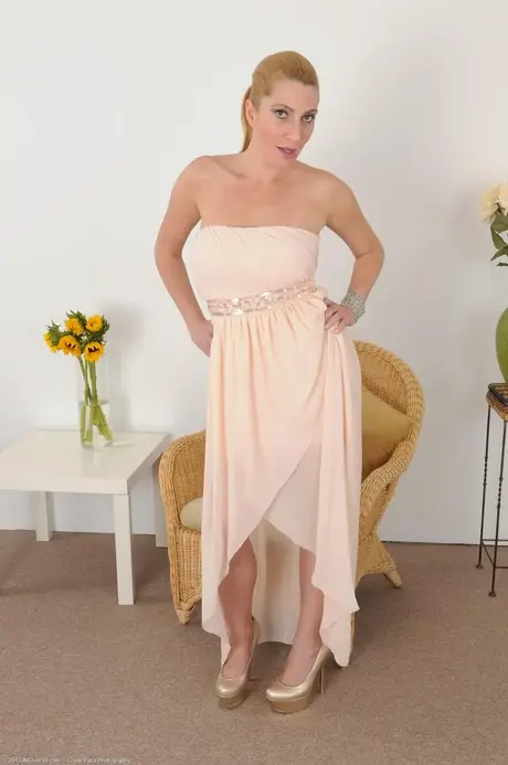 Americká MILF Jennifer Best si tře vaginu a přitom ukazuje svá pěkná prsa