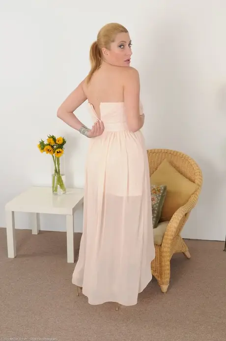 Americká MILF Jennifer Best si tře vaginu a přitom ukazuje svá pěkná prsa