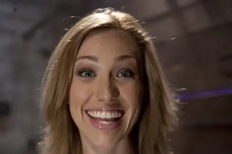 Audrey Rose mostra seus grandes peitos enquanto se despe na masmorra