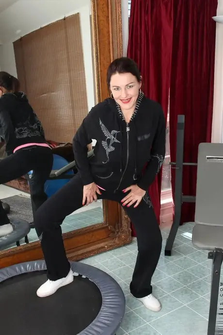 Betsy Long, brunette MILF, kler av seg på treningssenteret mens hun viser frem de store brystene sine