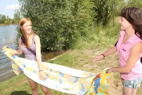 Dívky v bikinách si svlékají plavky, než na dece lížou píčky