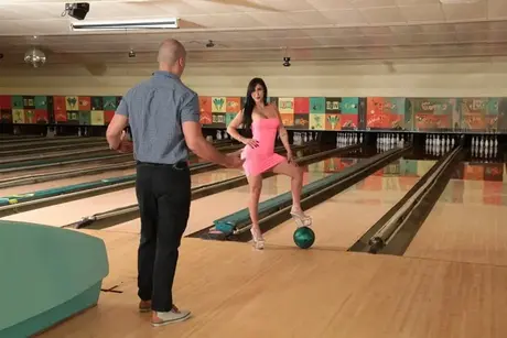 Černovlasá striptérka Valery Kay je šukána v bowlingové herně