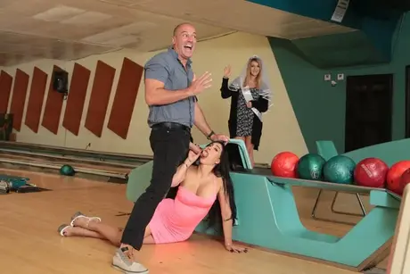 Černovlasá striptérka Valery Kay je šukána v bowlingové herně